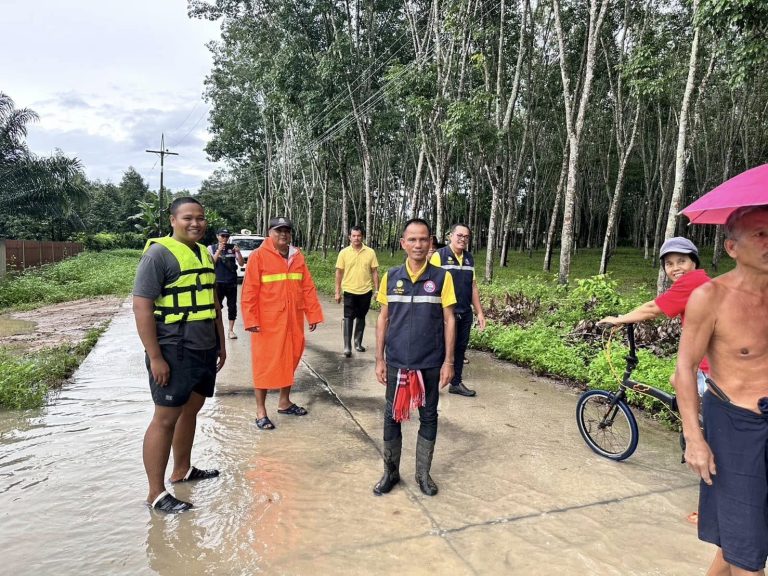 ชุด ชมส.สภ.บ้านนาเดิมช่วยเหลือผู้ประสบภัยน้ำท่วม